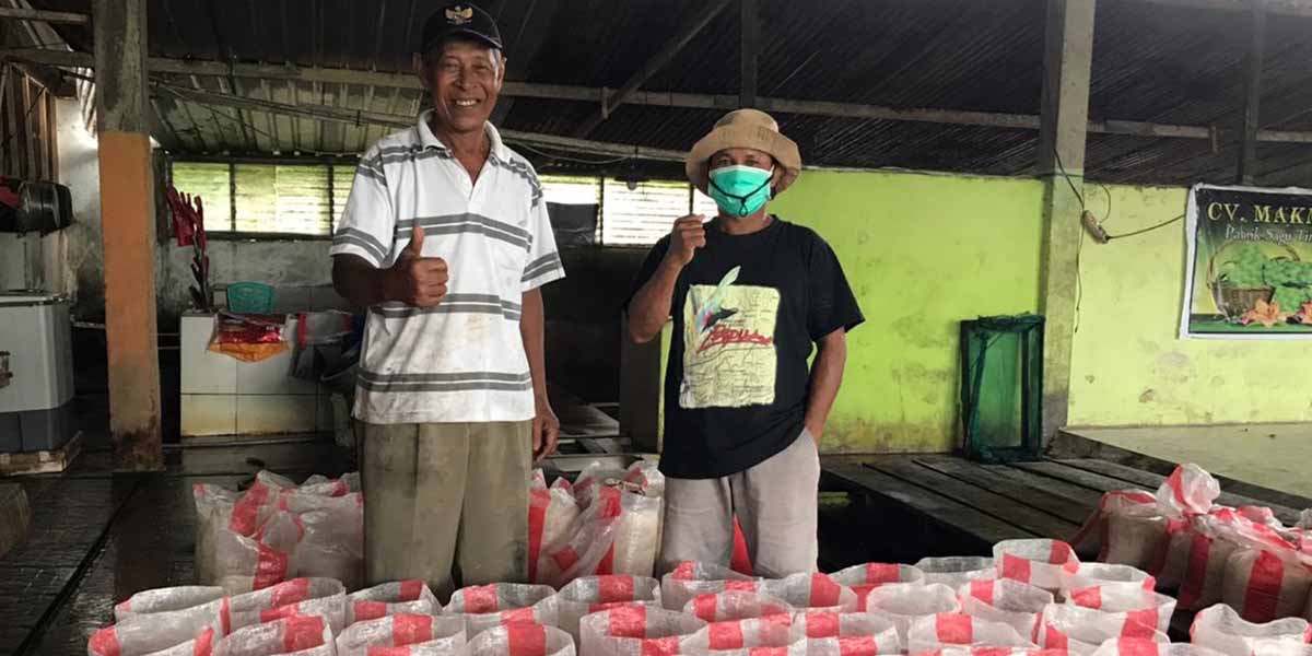 Kuslan bersama pendamping kelompok tani Makmur Jaya, Lodit di rumah produksi pabrik tepung sagunya. Foto: Anti Patabang/Papua60detik